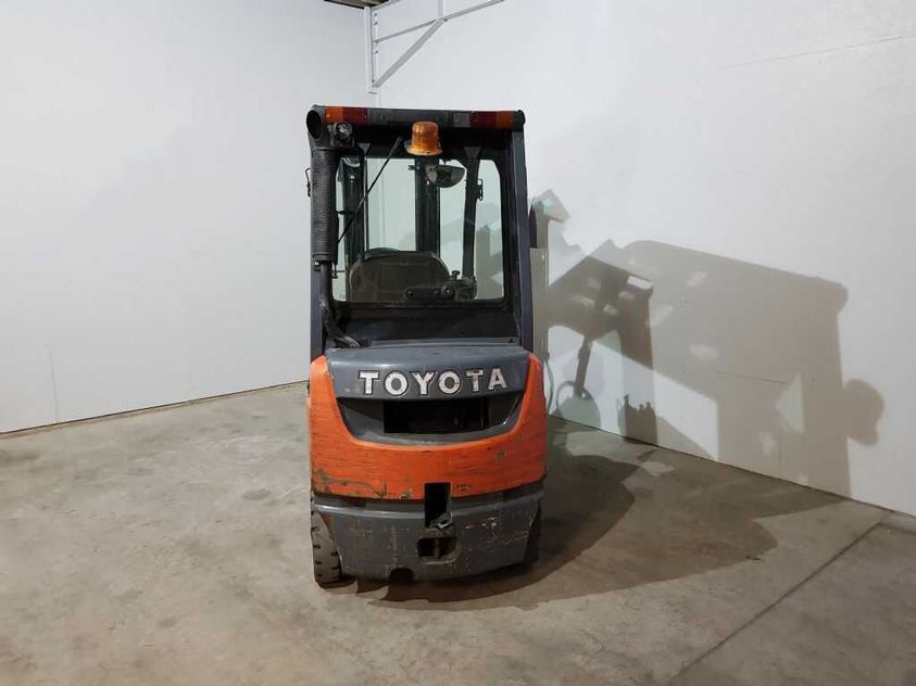 Дизельный погрузчик TOYOTA 02-8FDF18