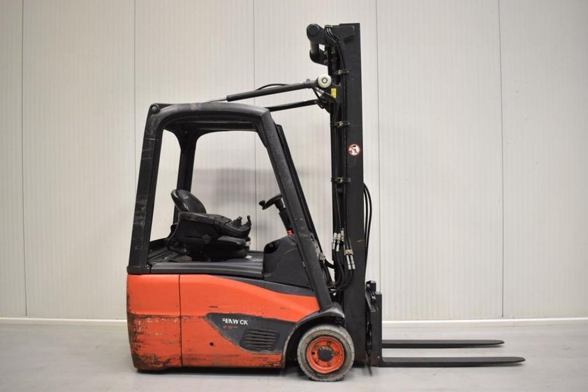 Электрический погрузчик LINDE E15-02 трехопорный