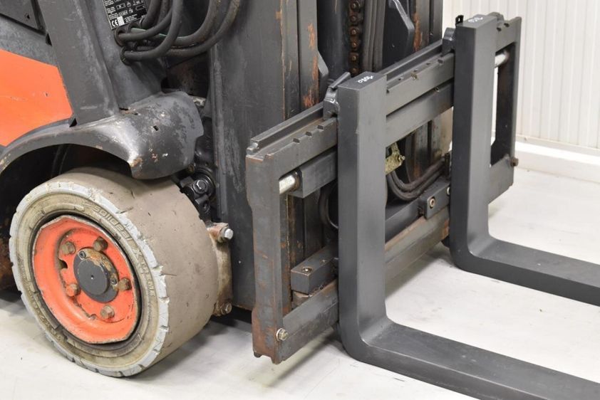 Электрический погрузчик LINDE E15-02 трехопорный