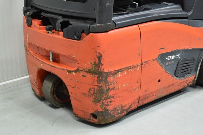 Электрический погрузчик LINDE E15-02 трехопорный