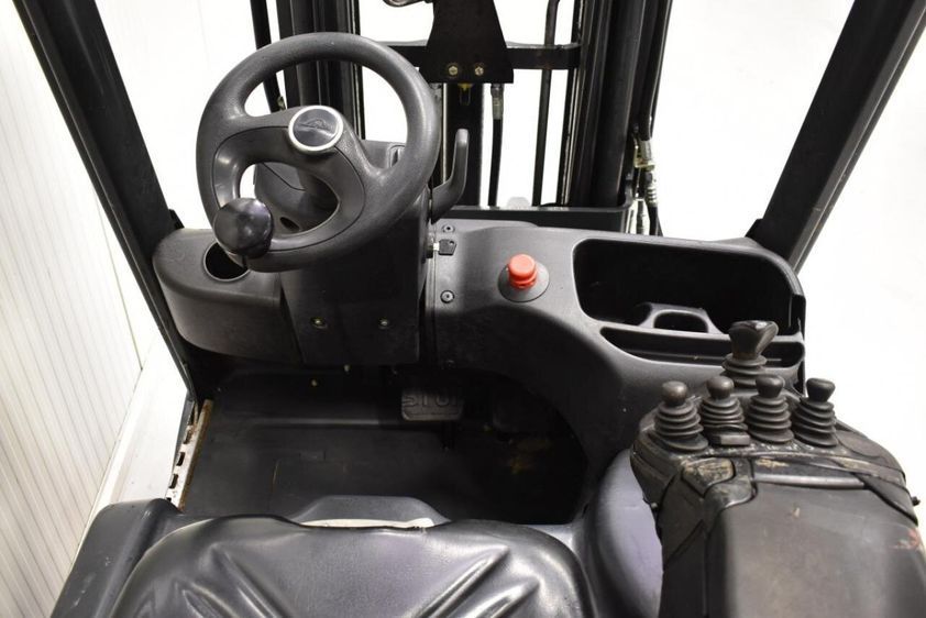 Электрический погрузчик LINDE E15-02 трехопорный