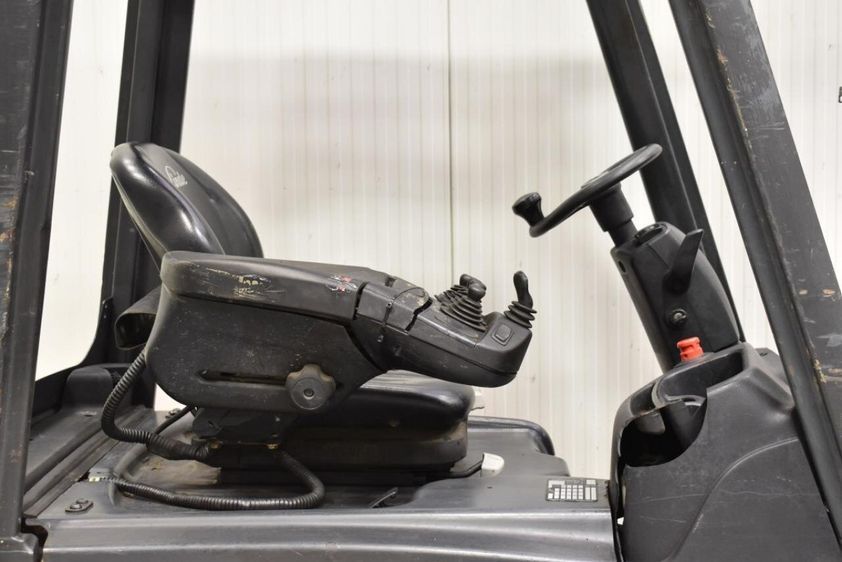 Электрический погрузчик LINDE E15-02 трехопорный