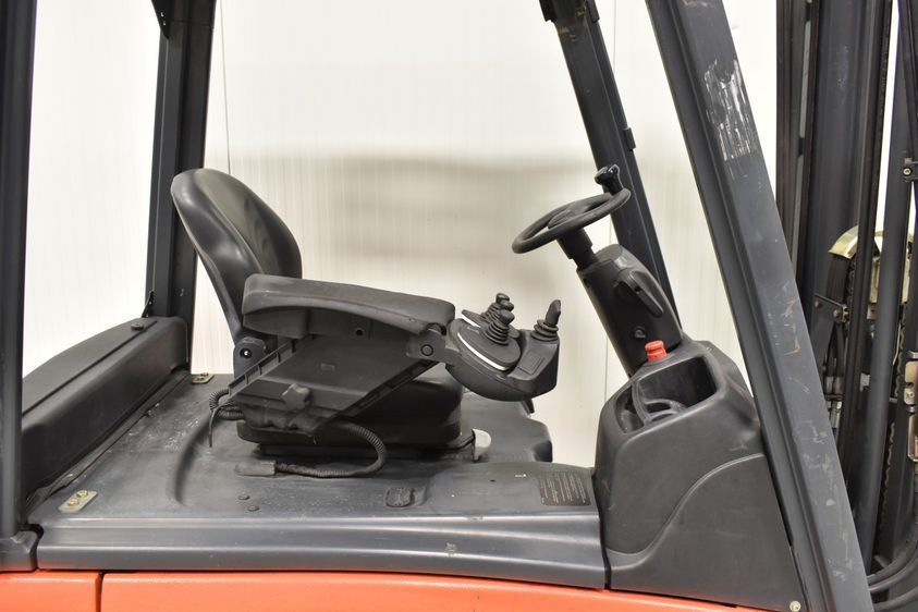 Электрический погрузчик LINDE E 16 L-01 трехопорный
