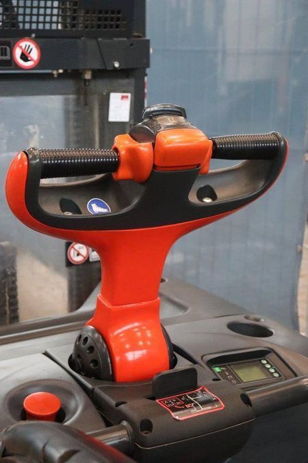 Електричний штабелер LINDE D12 AP