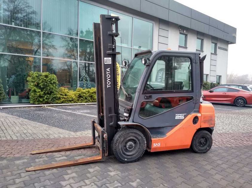 Дизельный погрузчик TOYOTA 06-8FD25F