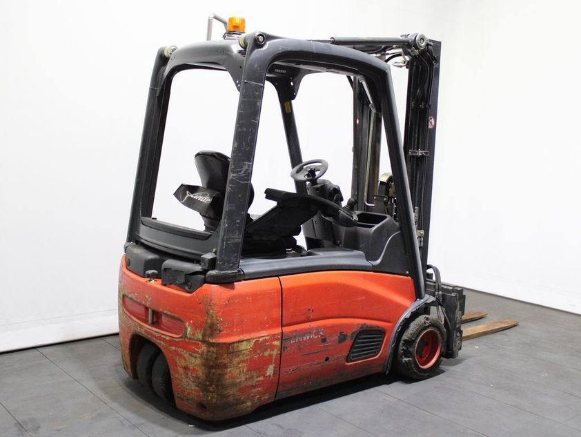 Електричний навантажувач LINDE E 18-01 трьохопорний